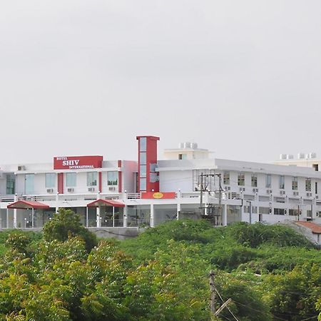 Hotel Shiv International Bhachau Bagian luar foto