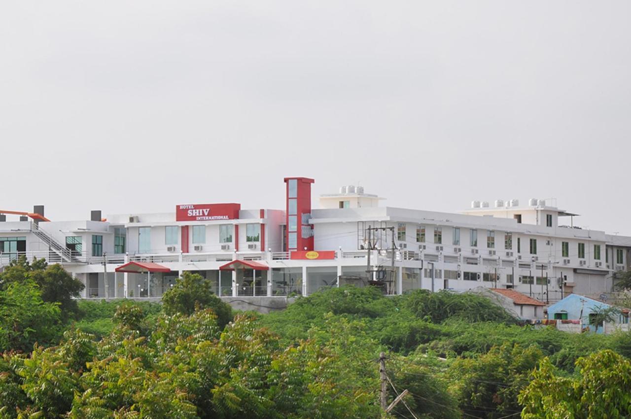 Hotel Shiv International Bhachau Bagian luar foto