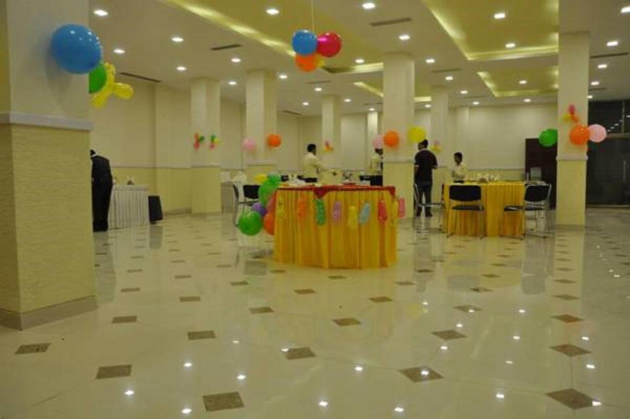 Hotel Shiv International Bhachau Bagian luar foto