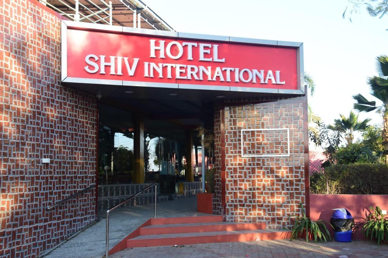 Hotel Shiv International Bhachau Bagian luar foto