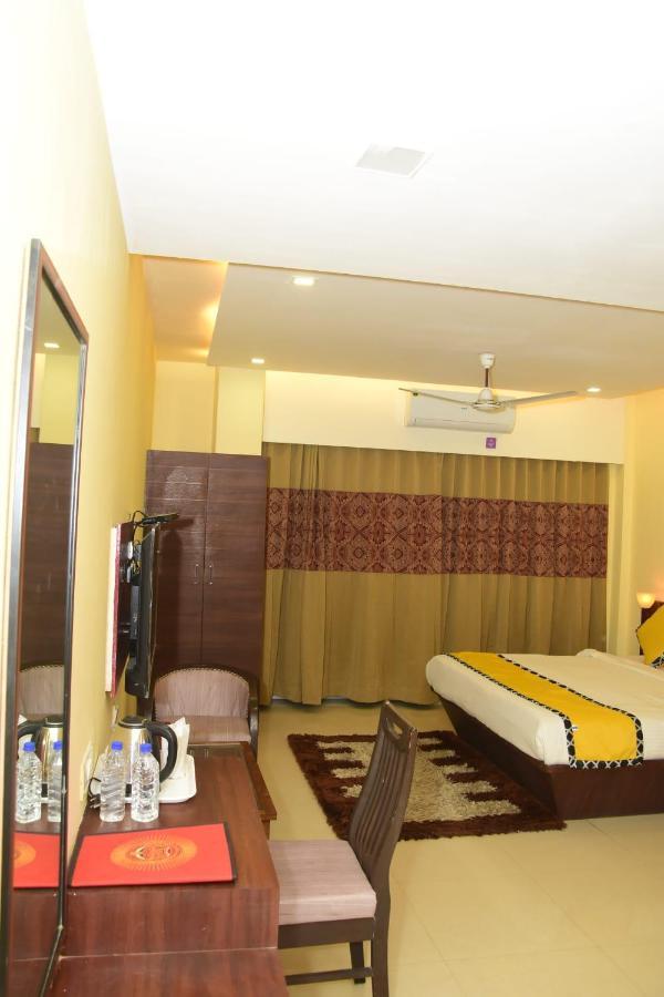 Hotel Shiv International Bhachau Bagian luar foto