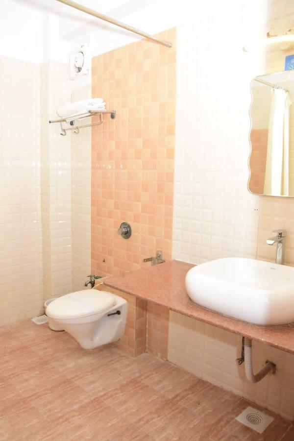 Hotel Shiv International Bhachau Bagian luar foto
