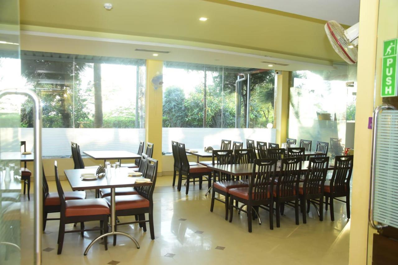 Hotel Shiv International Bhachau Bagian luar foto