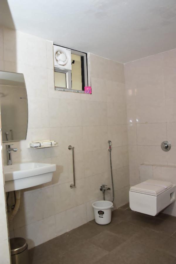Hotel Shiv International Bhachau Bagian luar foto