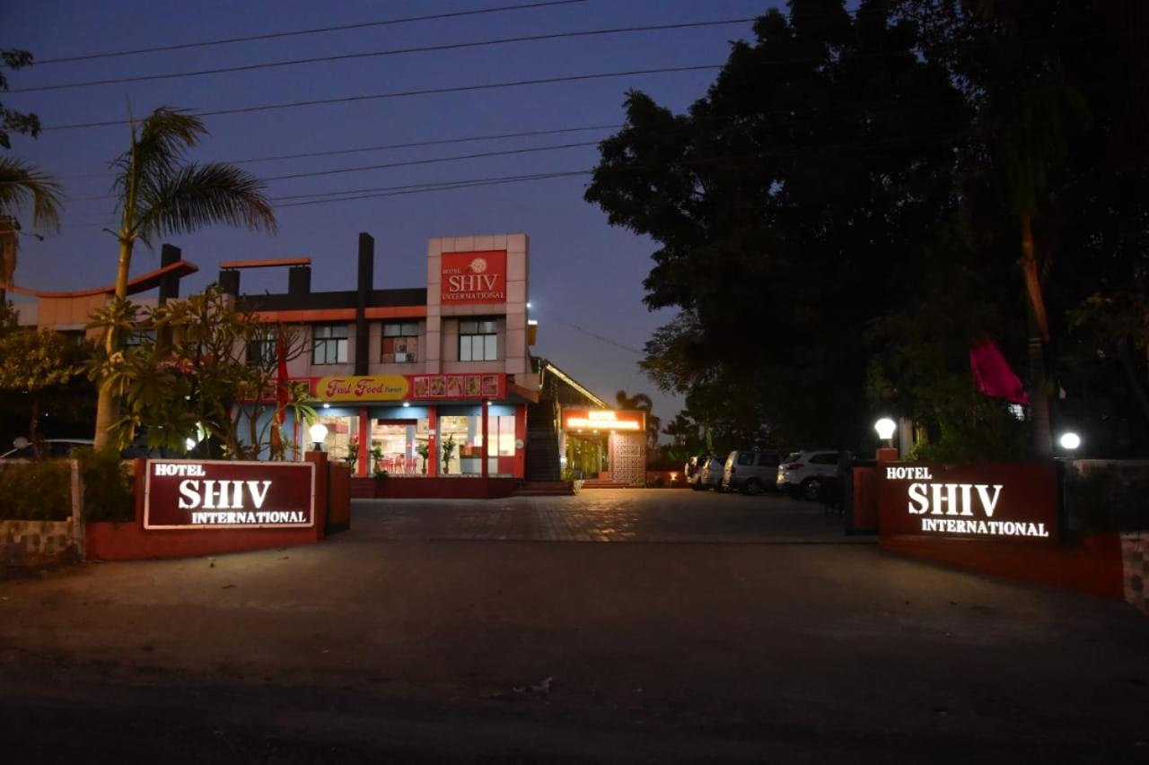 Hotel Shiv International Bhachau Bagian luar foto