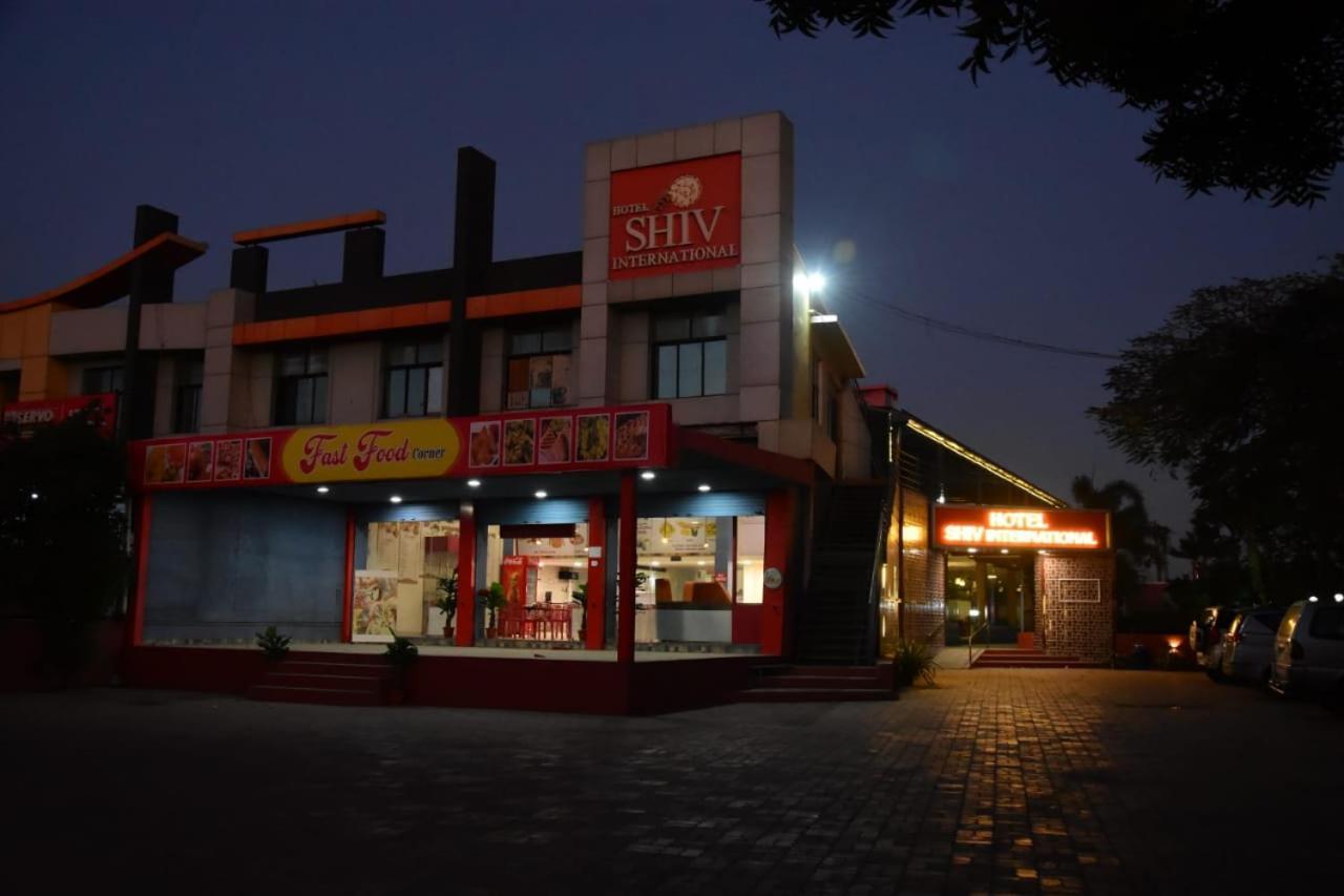 Hotel Shiv International Bhachau Bagian luar foto