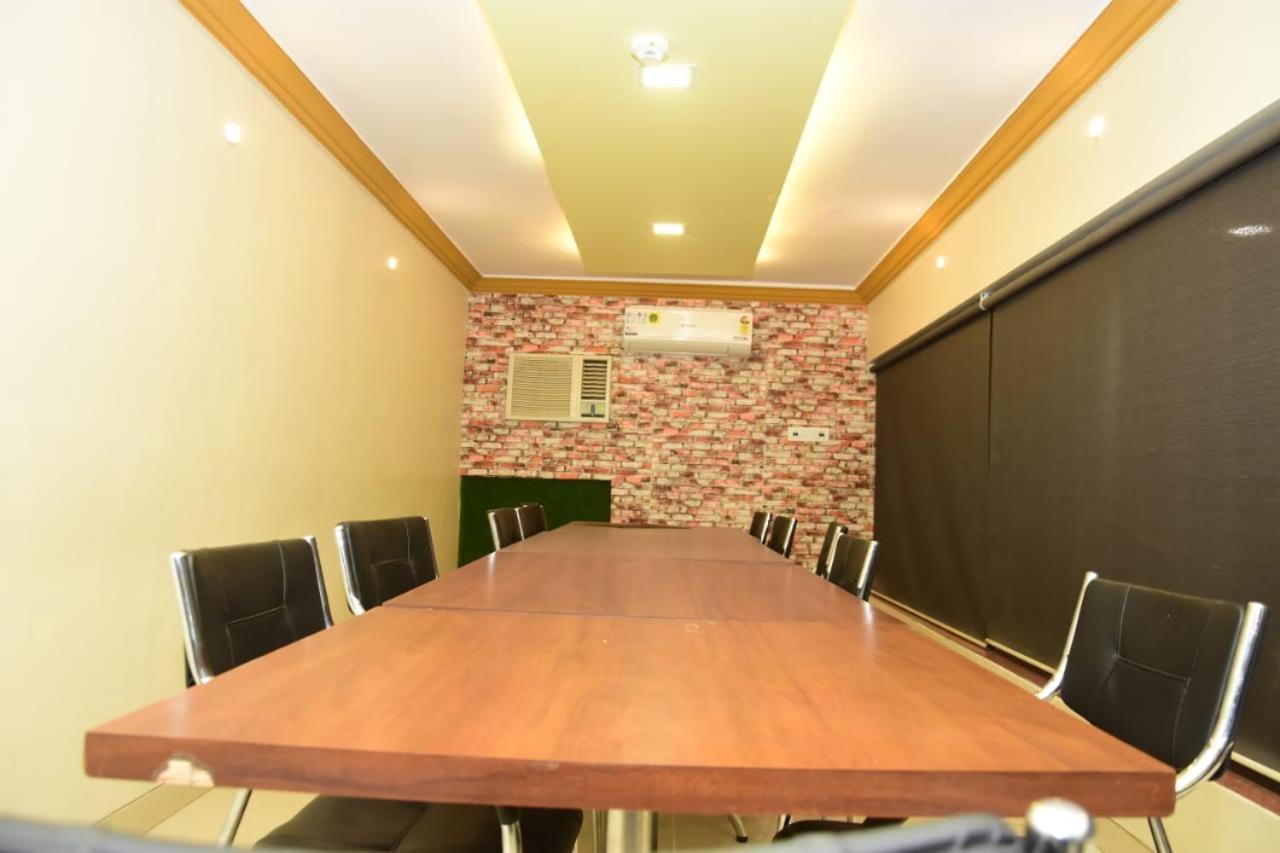 Hotel Shiv International Bhachau Bagian luar foto