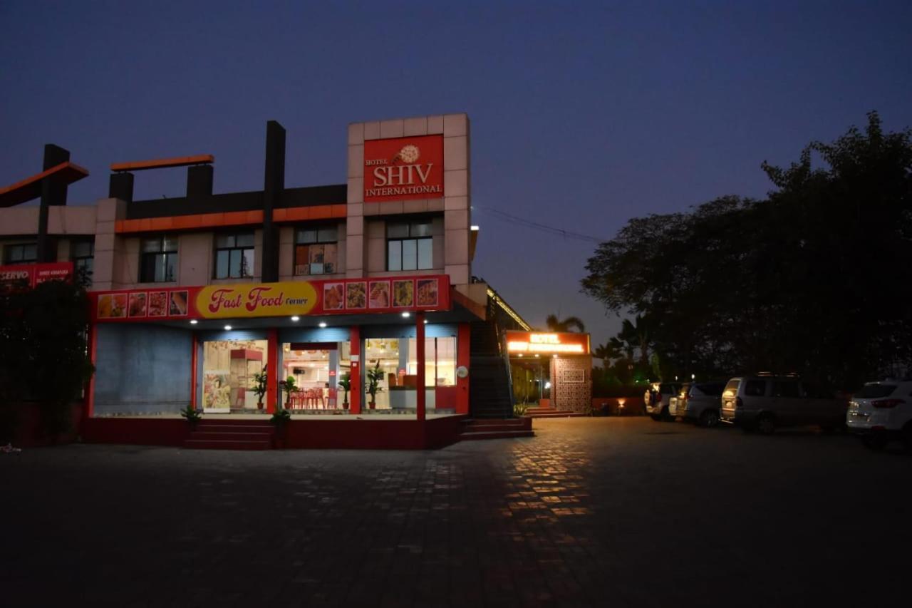 Hotel Shiv International Bhachau Bagian luar foto