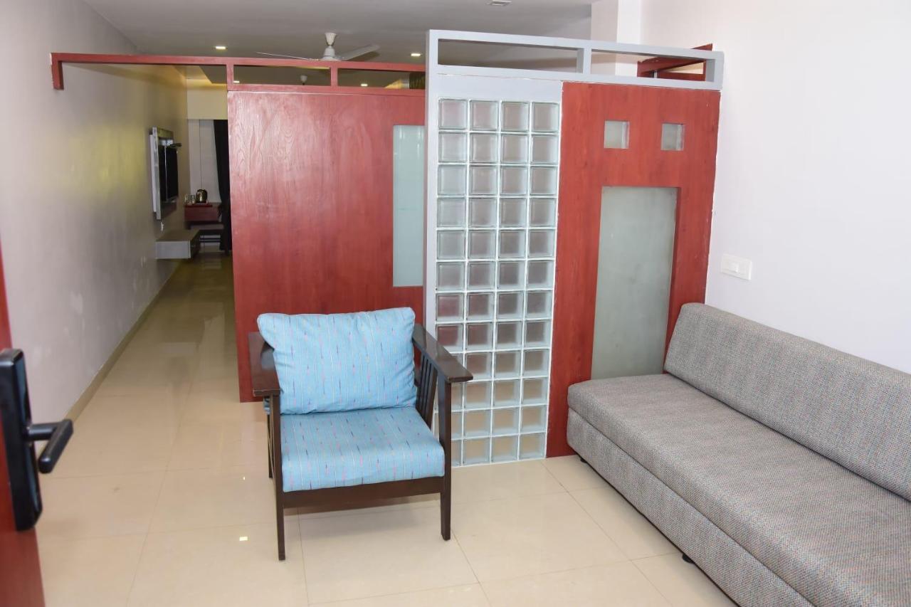 Hotel Shiv International Bhachau Bagian luar foto