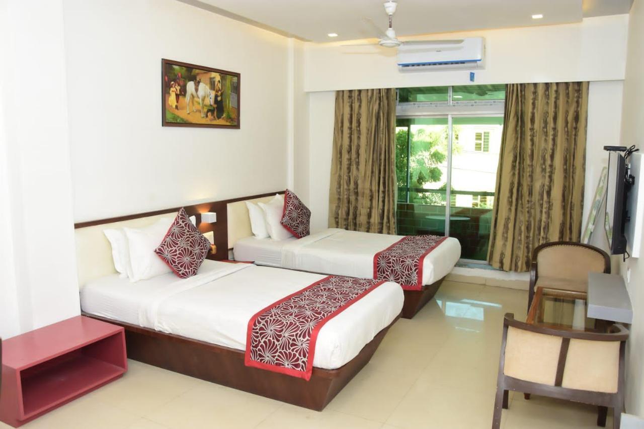 Hotel Shiv International Bhachau Bagian luar foto