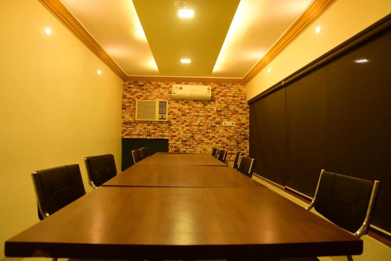 Hotel Shiv International Bhachau Bagian luar foto