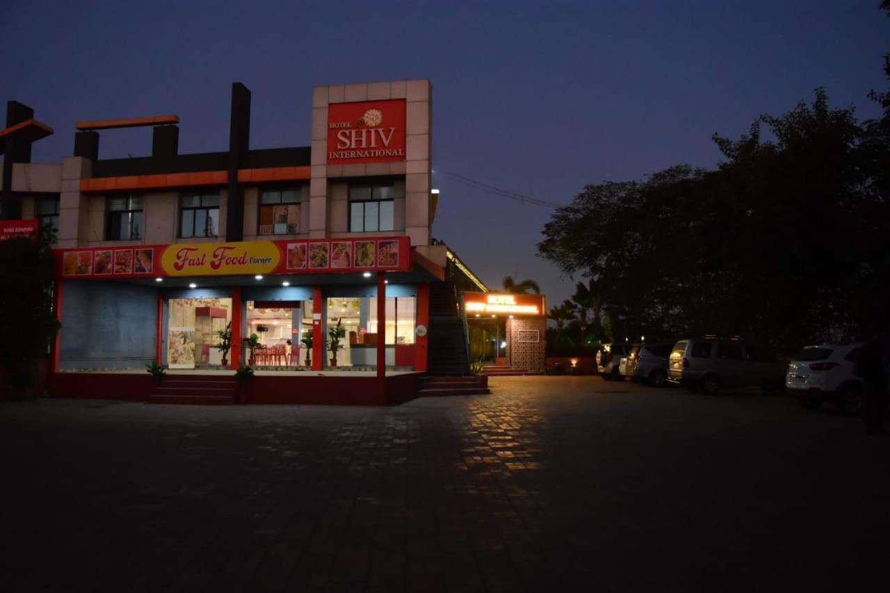 Hotel Shiv International Bhachau Bagian luar foto