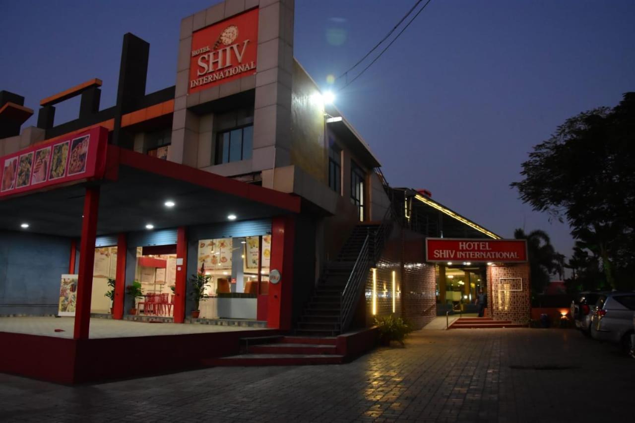 Hotel Shiv International Bhachau Bagian luar foto
