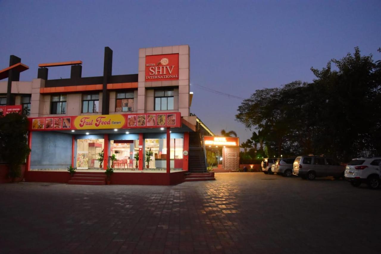 Hotel Shiv International Bhachau Bagian luar foto
