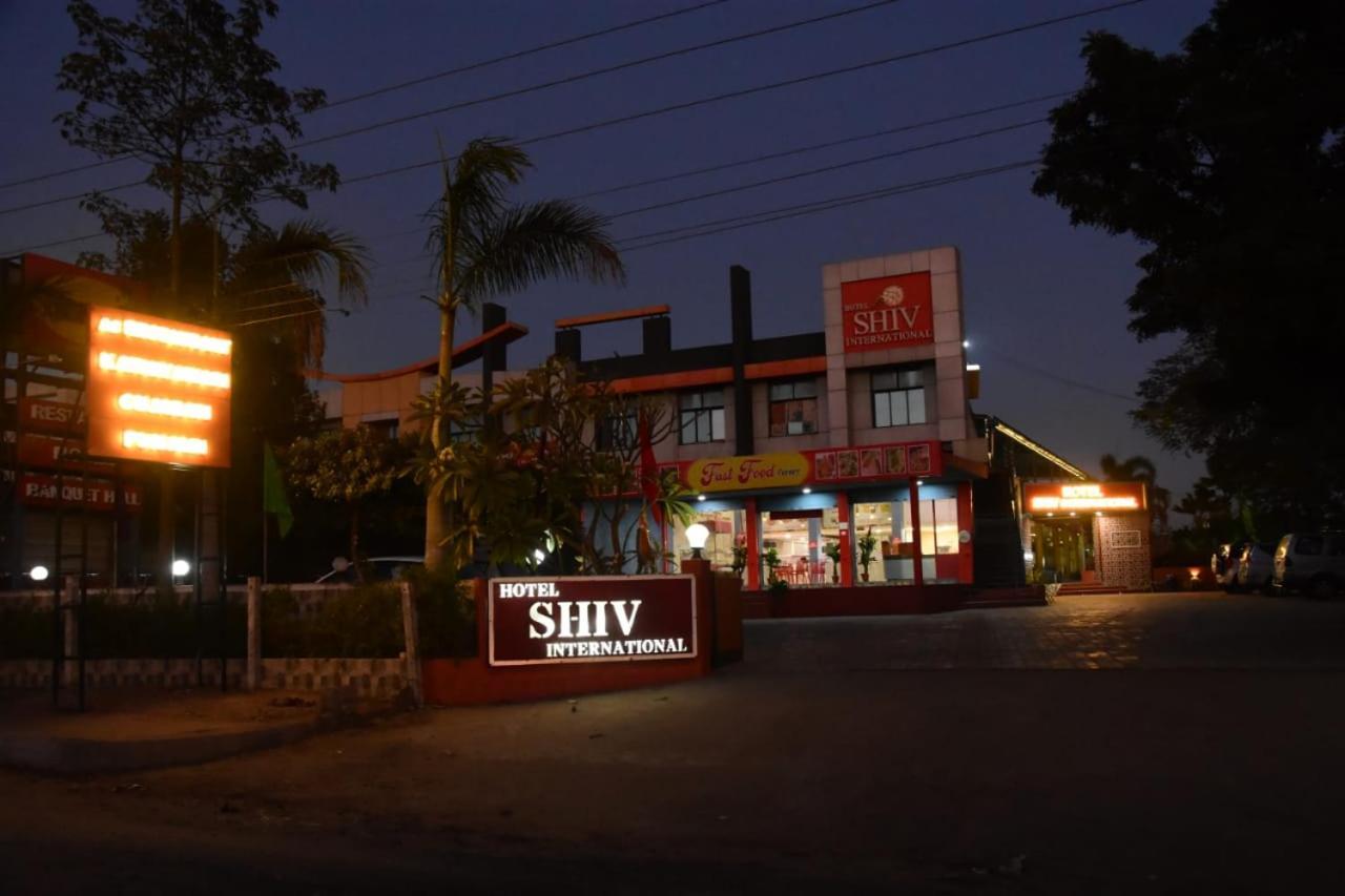 Hotel Shiv International Bhachau Bagian luar foto