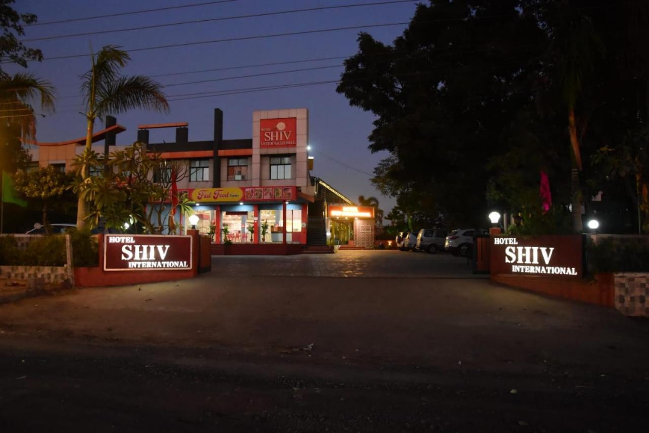 Hotel Shiv International Bhachau Bagian luar foto