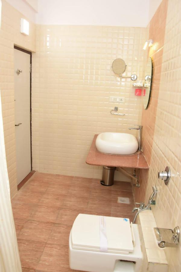 Hotel Shiv International Bhachau Bagian luar foto